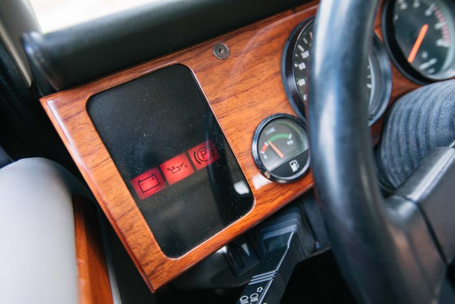 Детали интерьера Lamborghini LM002 1997 года  (фото 23 из 45)